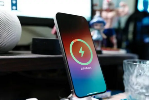 沧源苹果15换屏服务分享用什么充电器给iPhone15充电更好 